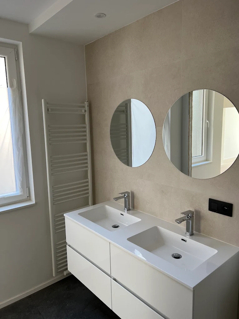 Salle de bain moderne avec doubles lavabos