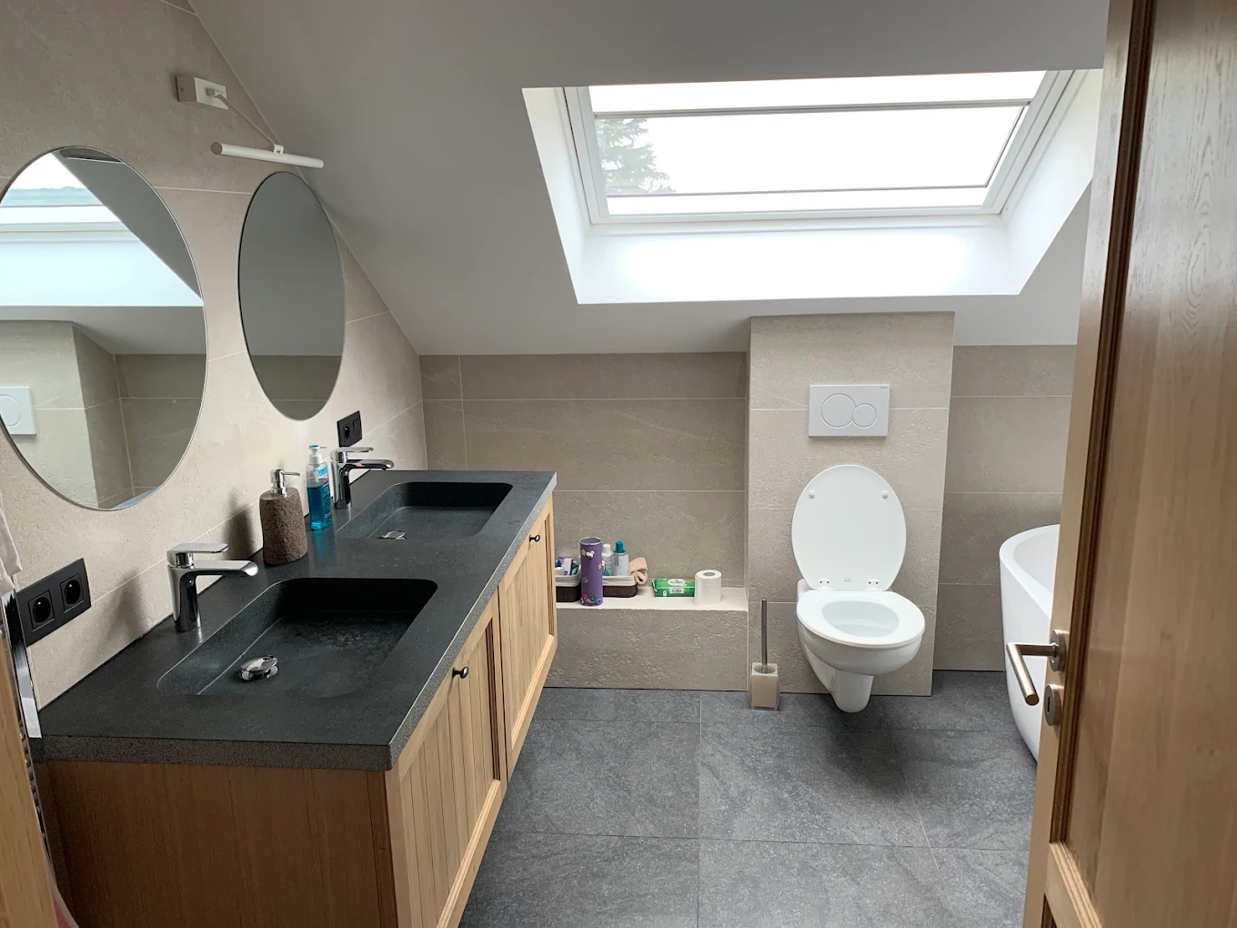 Salle de bain rénovée style contemporain
