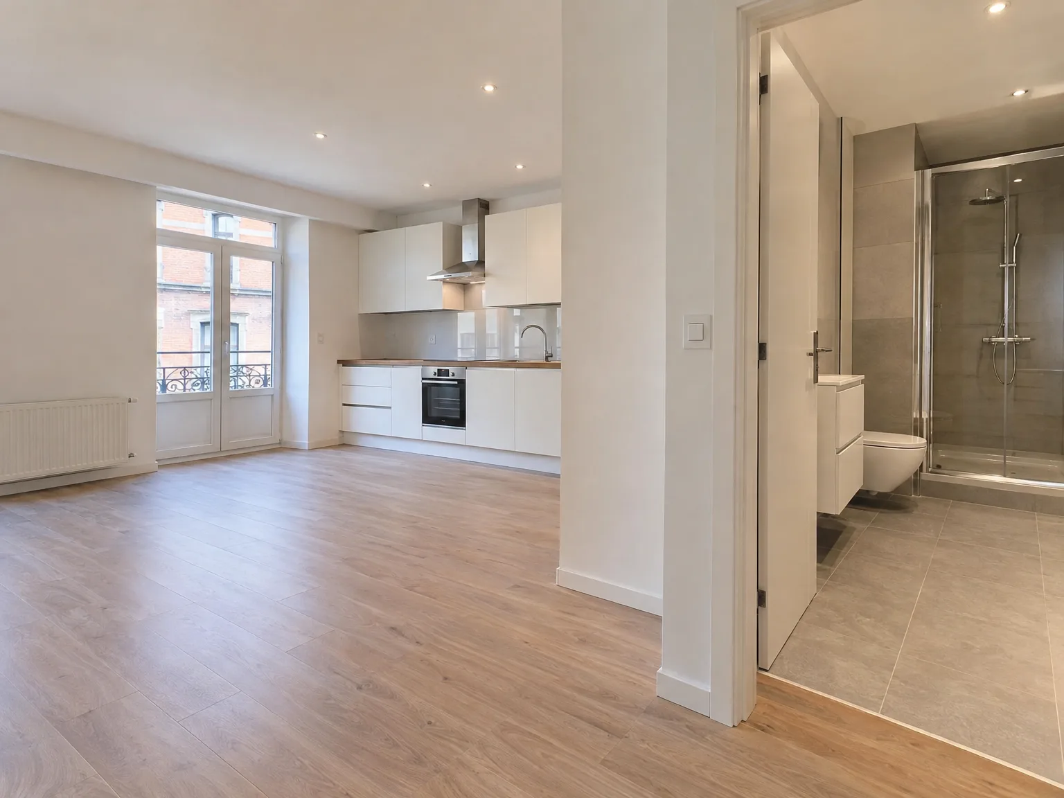 Intérieur d'appartement rénové: cuisine ouverte moderne, salon spacieux avec parquet, salle de bains contemporaine